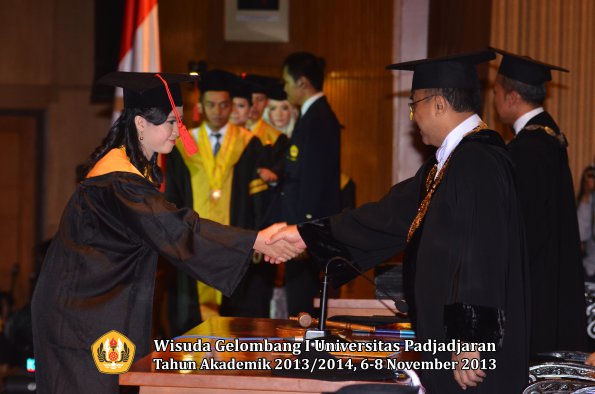 wisuda-unpad-gel-i-ta-2013_2014-fakultas-hukum-oleh-rektor-025