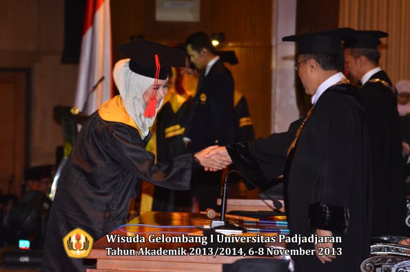 wisuda-unpad-gel-i-ta-2013_2014-fakultas-hukum-oleh-rektor-029