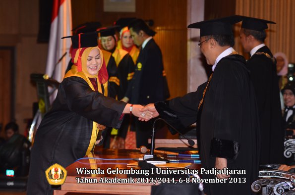 wisuda-unpad-gel-i-ta-2013_2014-fakultas-hukum-oleh-rektor-032