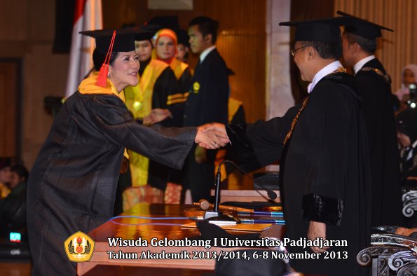 wisuda-unpad-gel-i-ta-2013_2014-fakultas-hukum-oleh-rektor-033