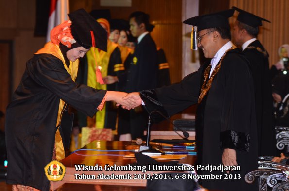 wisuda-unpad-gel-i-ta-2013_2014-fakultas-hukum-oleh-rektor-034