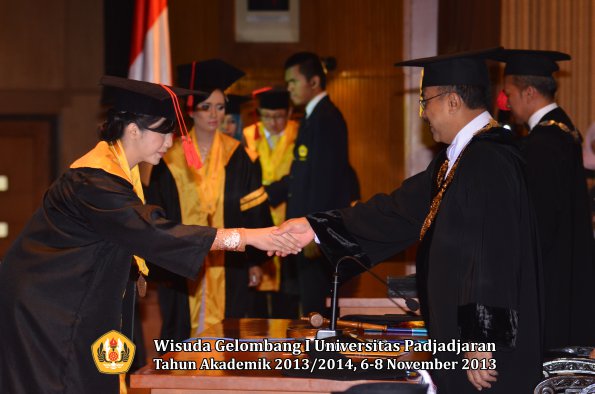 wisuda-unpad-gel-i-ta-2013_2014-fakultas-hukum-oleh-rektor-036