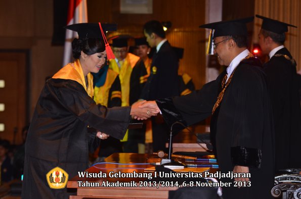 wisuda-unpad-gel-i-ta-2013_2014-fakultas-hukum-oleh-rektor-037