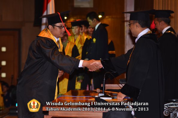 wisuda-unpad-gel-i-ta-2013_2014-fakultas-hukum-oleh-rektor-039