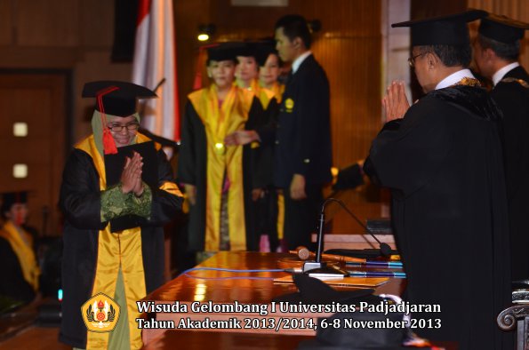 wisuda-unpad-gel-i-ta-2013_2014-fakultas-hukum-oleh-rektor-040