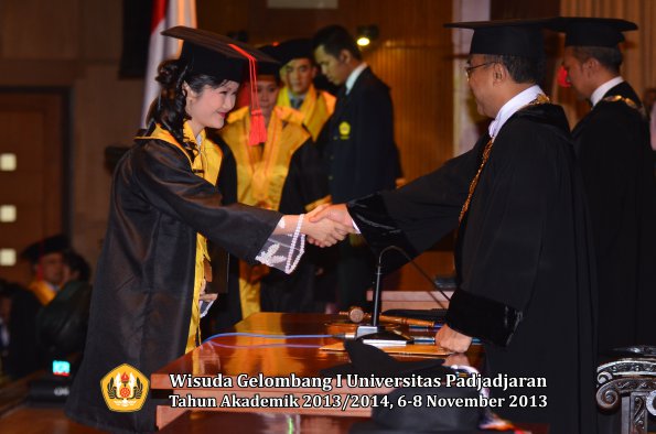 wisuda-unpad-gel-i-ta-2013_2014-fakultas-hukum-oleh-rektor-042