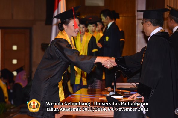 wisuda-unpad-gel-i-ta-2013_2014-fakultas-hukum-oleh-rektor-109