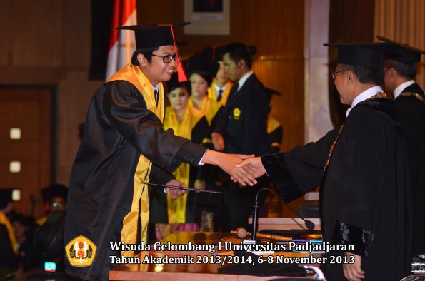 wisuda-unpad-gel-i-ta-2013_2014-fakultas-hukum-oleh-rektor-136