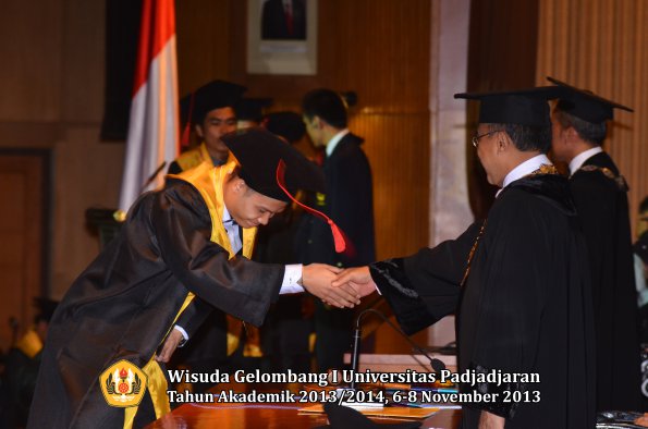 wisuda-unpad-gel-i-ta-2013_2014-fakultas-hukum-oleh-rektor-146