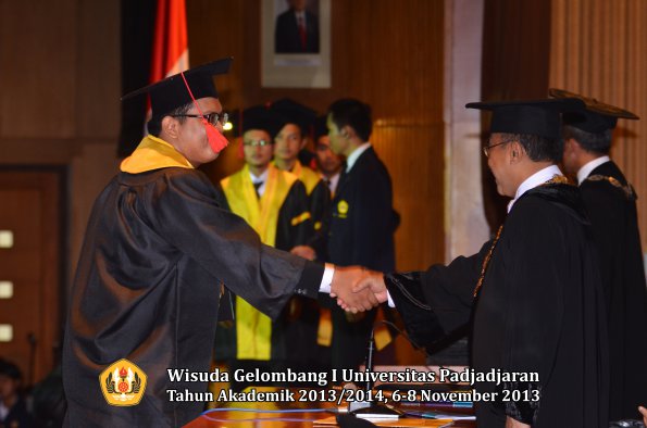 wisuda-unpad-gel-i-ta-2013_2014-fakultas-hukum-oleh-rektor-156