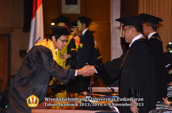 wisuda-unpad-gel-i-ta-2013_2014-fakultas-hukum-oleh-rektor-157