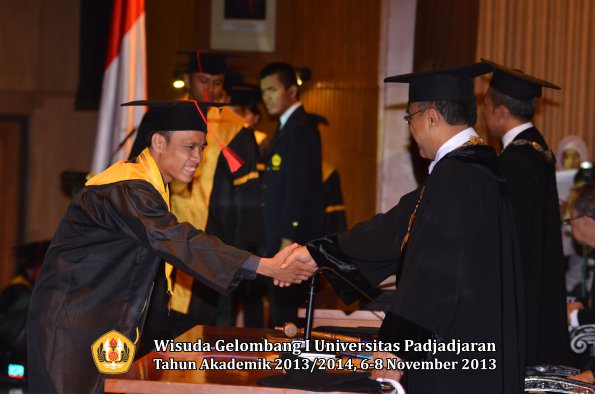 wisuda-unpad-gel-i-ta-2013_2014-fakultas-hukum-oleh-rektor-184