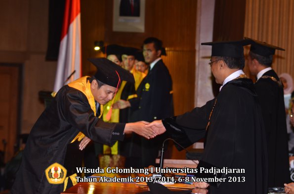 wisuda-unpad-gel-i-ta-2013_2014-fakultas-hukum-oleh-rektor-187