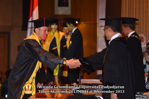 wisuda-unpad-gel-i-ta-2013_2014-fakultas-hukum-oleh-rektor-194