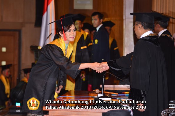 wisuda-unpad-gel-i-ta-2013_2014-fakultas-hukum-oleh-rektor-199