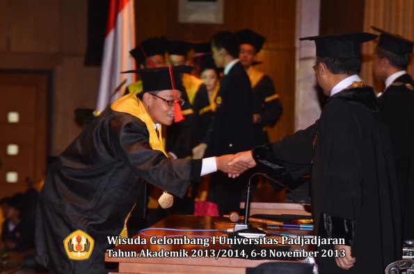 wisuda-unpad-gel-i-ta-2013_2014-fakultas-hukum-oleh-rektor-200