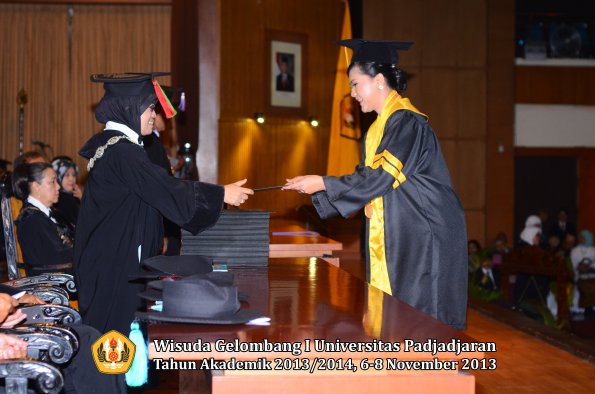 wisuda-unpad-gel-i-ta-2013_2014-fakultas-mipa-oleh-dekan-001