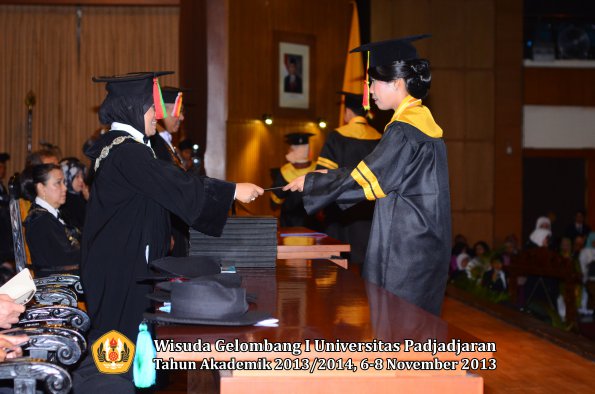 wisuda-unpad-gel-i-ta-2013_2014-fakultas-mipa-oleh-dekan-005