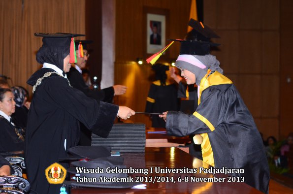 wisuda-unpad-gel-i-ta-2013_2014-fakultas-mipa-oleh-dekan-008