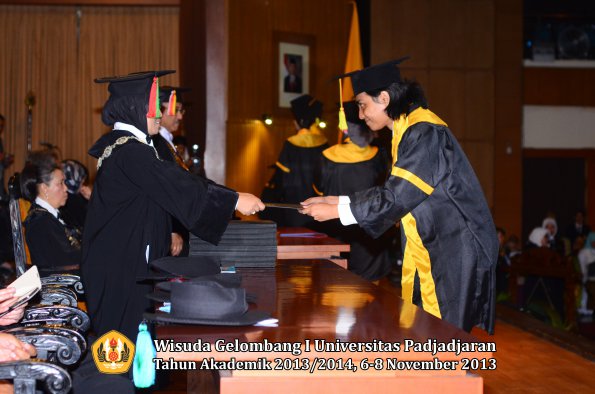 wisuda-unpad-gel-i-ta-2013_2014-fakultas-mipa-oleh-dekan-009