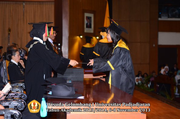 wisuda-unpad-gel-i-ta-2013_2014-fakultas-mipa-oleh-dekan-012