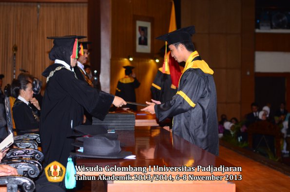 wisuda-unpad-gel-i-ta-2013_2014-fakultas-mipa-oleh-dekan-018