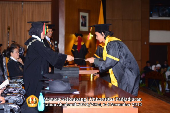 wisuda-unpad-gel-i-ta-2013_2014-fakultas-mipa-oleh-dekan-019