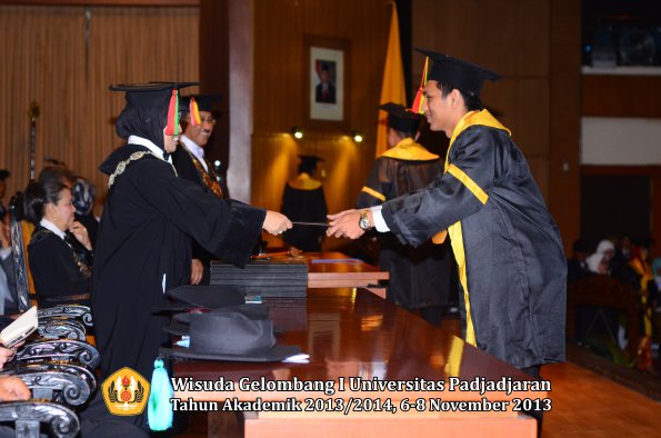 wisuda-unpad-gel-i-ta-2013_2014-fakultas-mipa-oleh-dekan-021