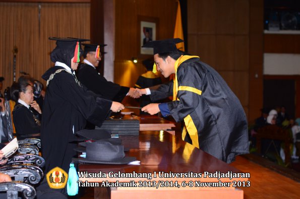 wisuda-unpad-gel-i-ta-2013_2014-fakultas-mipa-oleh-dekan-022