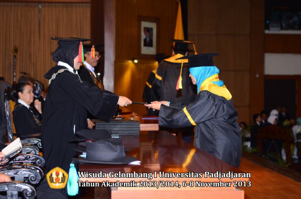 wisuda-unpad-gel-i-ta-2013_2014-fakultas-mipa-oleh-dekan-023