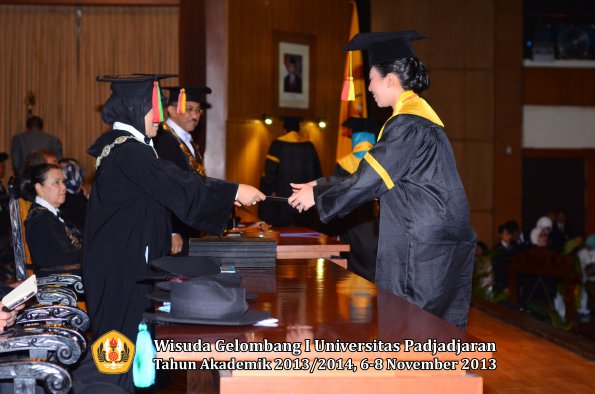 wisuda-unpad-gel-i-ta-2013_2014-fakultas-mipa-oleh-dekan-024