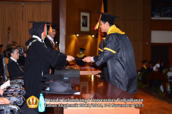 wisuda-unpad-gel-i-ta-2013_2014-fakultas-mipa-oleh-dekan-025