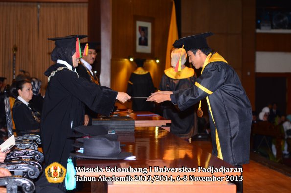 wisuda-unpad-gel-i-ta-2013_2014-fakultas-mipa-oleh-dekan-027