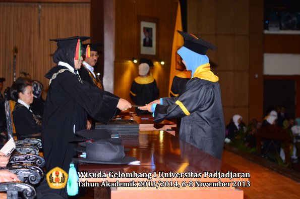 wisuda-unpad-gel-i-ta-2013_2014-fakultas-mipa-oleh-dekan-028