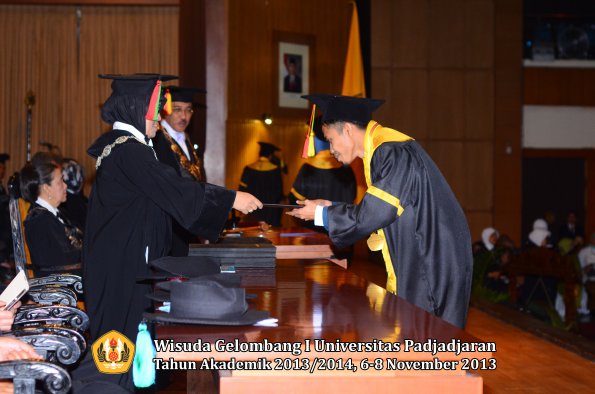 wisuda-unpad-gel-i-ta-2013_2014-fakultas-mipa-oleh-dekan-029