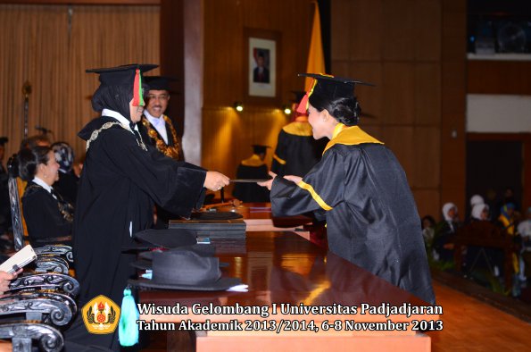 wisuda-unpad-gel-i-ta-2013_2014-fakultas-mipa-oleh-dekan-031