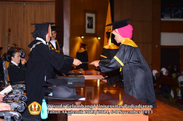 wisuda-unpad-gel-i-ta-2013_2014-fakultas-mipa-oleh-dekan-032