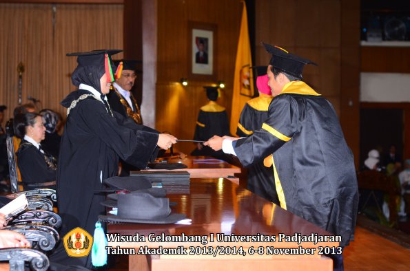 wisuda-unpad-gel-i-ta-2013_2014-fakultas-mipa-oleh-dekan-033