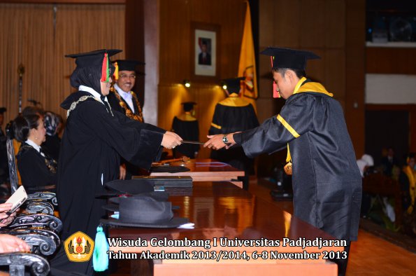 wisuda-unpad-gel-i-ta-2013_2014-fakultas-mipa-oleh-dekan-035