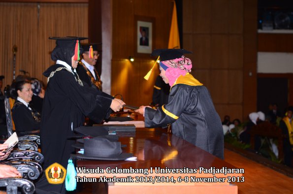 wisuda-unpad-gel-i-ta-2013_2014-fakultas-mipa-oleh-dekan-036