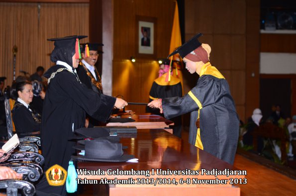 wisuda-unpad-gel-i-ta-2013_2014-fakultas-mipa-oleh-dekan-037