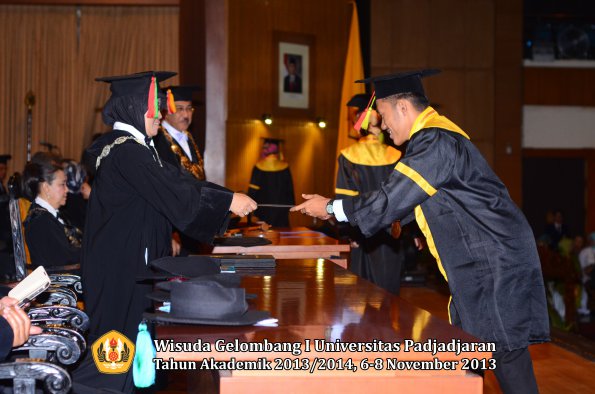 wisuda-unpad-gel-i-ta-2013_2014-fakultas-mipa-oleh-dekan-038