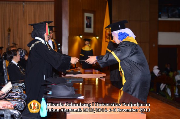 wisuda-unpad-gel-i-ta-2013_2014-fakultas-mipa-oleh-dekan-039