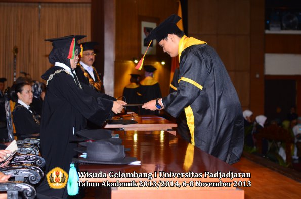 wisuda-unpad-gel-i-ta-2013_2014-fakultas-mipa-oleh-dekan-045