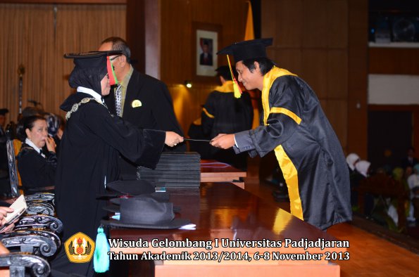 wisuda-unpad-gel-i-ta-2013_2014-fakultas-mipa-oleh-dekan-046