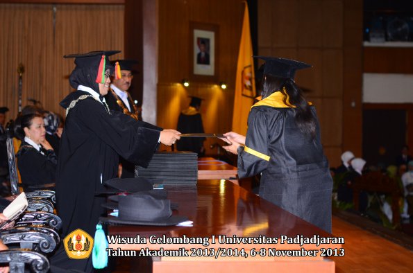 wisuda-unpad-gel-i-ta-2013_2014-fakultas-mipa-oleh-dekan-048