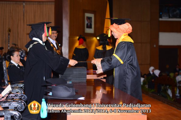 wisuda-unpad-gel-i-ta-2013_2014-fakultas-mipa-oleh-dekan-049