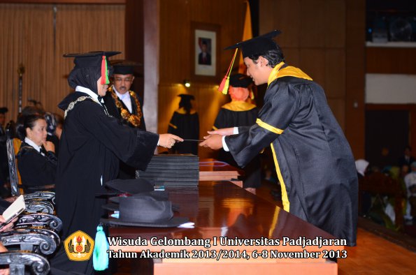 wisuda-unpad-gel-i-ta-2013_2014-fakultas-mipa-oleh-dekan-050