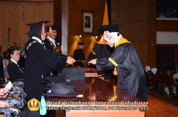 wisuda-unpad-gel-i-ta-2013_2014-fakultas-mipa-oleh-dekan-054