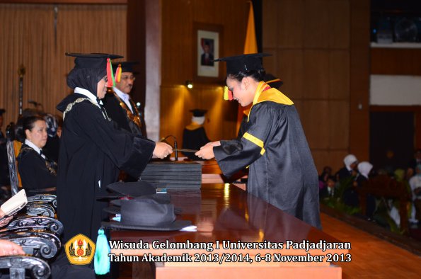 wisuda-unpad-gel-i-ta-2013_2014-fakultas-mipa-oleh-dekan-056